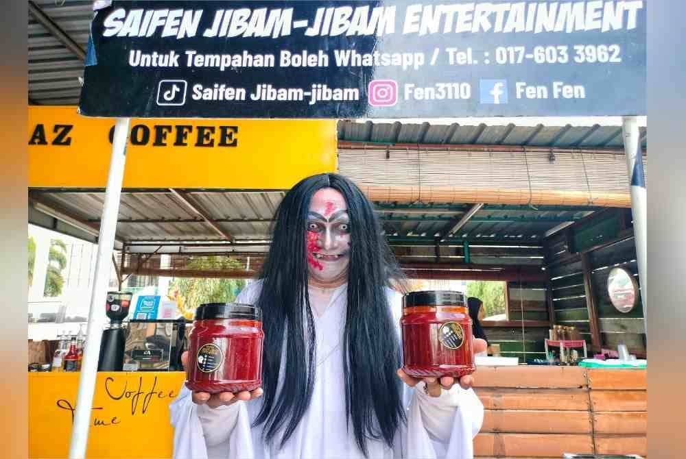 Ponti Jibam-jibam Melaka menunjukkan sos tauhu bakar yang dihasilkan isterinya dan dijual dengan harga RM20 sebalang.