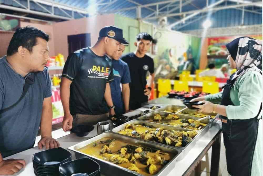 Sebahagian pelanggan yang ingin mencuba hidangan istimewa ikan baung yang enak dicicah dan dimakan bersama budu.