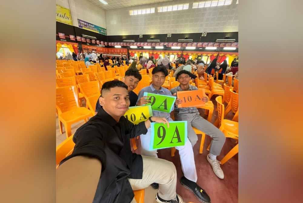 Muhammad Zarif Najmi (dua dari kiri) bersama tiga rakan baiknya yang turut beroleh keputusan semua A dalam peperiksaan SPM 2023.