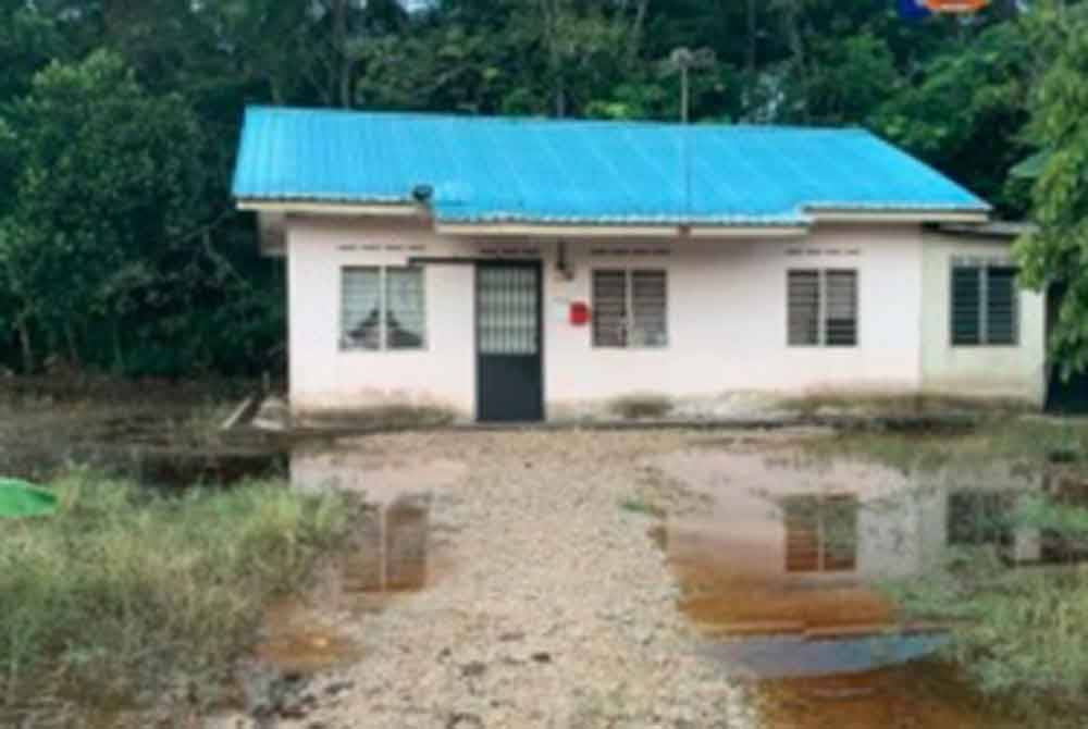 Rumah yang dinaiki air dalam kejadian banjir kilat di kawasan berkenaan pada Sabtu. - Foto APM Pontian