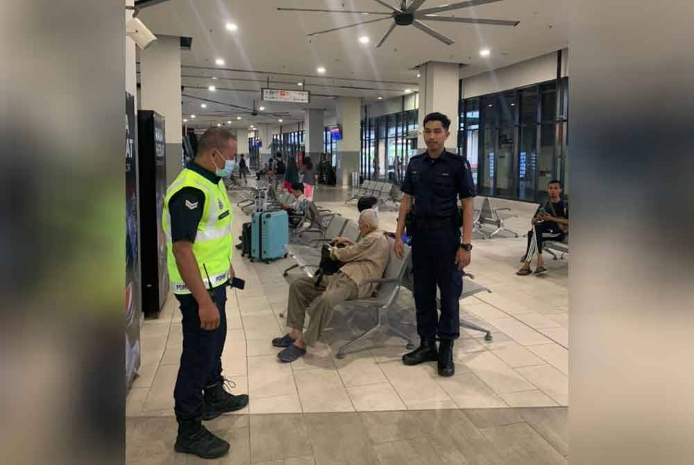 Mustafa Jalil ditemui kira-kira jam 7 malam di terminal pengangkutan berkenaan.