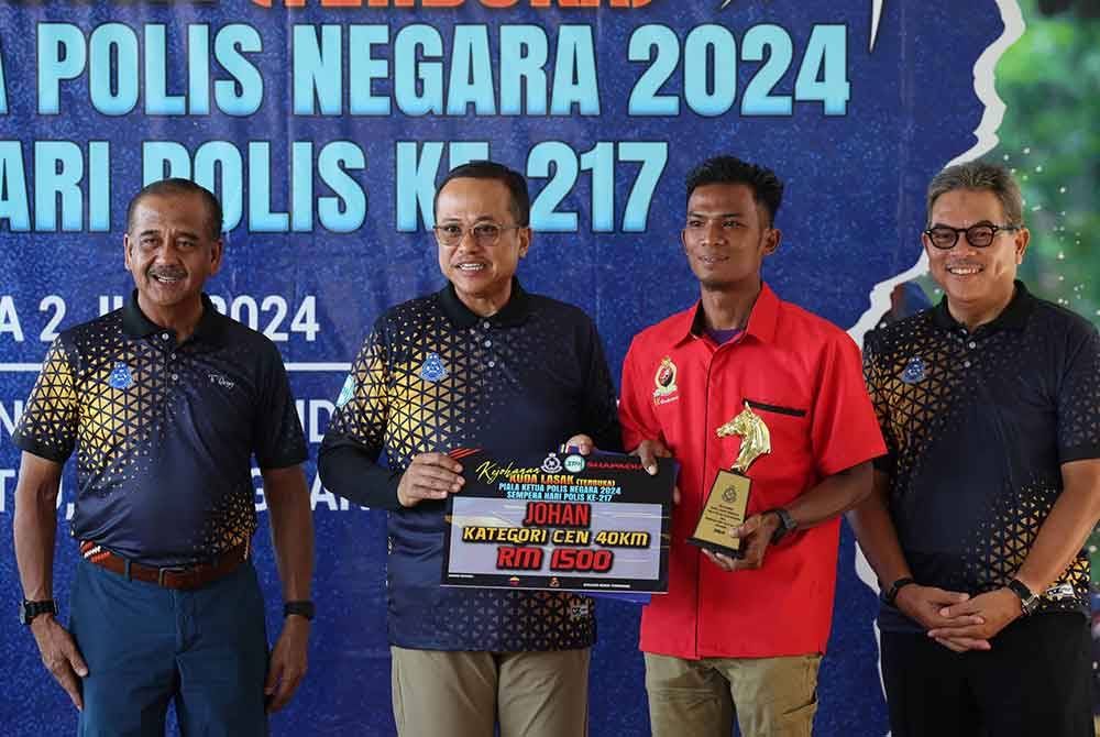 Razarudin (kiri) bersama Menteri Besar Terengganu, Datuk Seri Dr Ahmad Samsuri Mokhtar (dua dari kiri) menyampaikan hadiah kepada pemenang sempena Kejohanan Kuda Lasak (Terbuka) Piala Ketua Polis Negara 2024 Sempena Hari Polis Ke-217 di Terengganu International Endurance Park (TIEP), Lembah Bidong di Setiu.