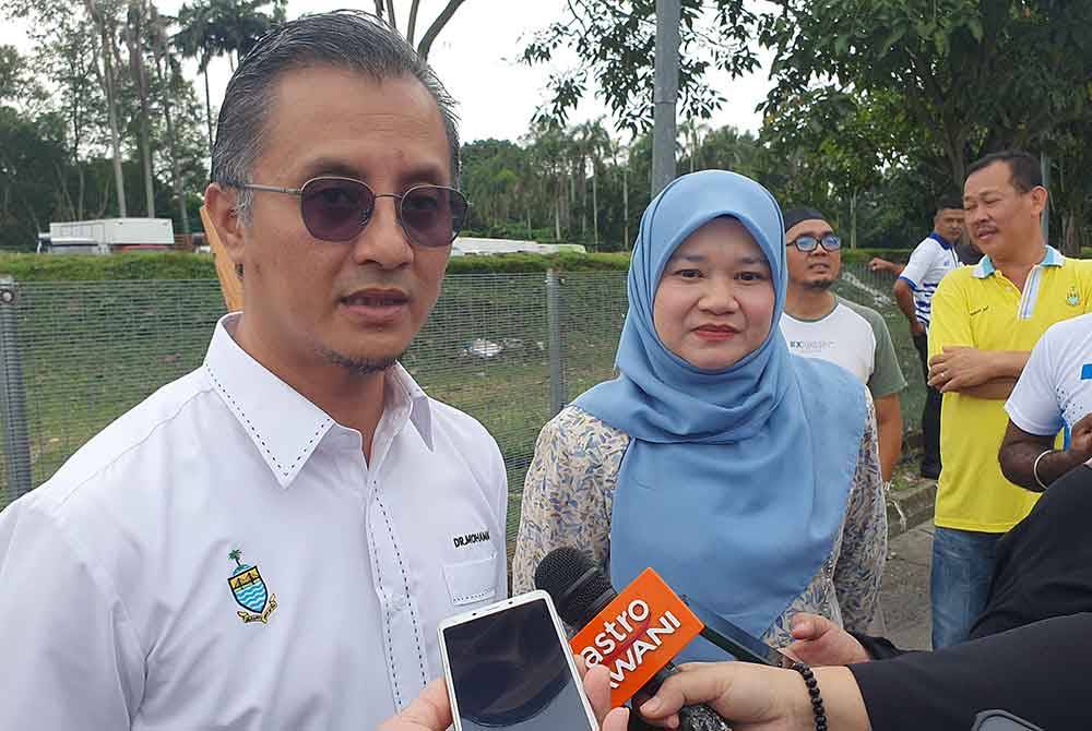 Mohamad (kiri) dan Fadhlina (kanan) ketika ditemui pemberita selepas sidang akhbar mengenai projek mitigasi banjir DUN Sungai Bakap di Jawi.