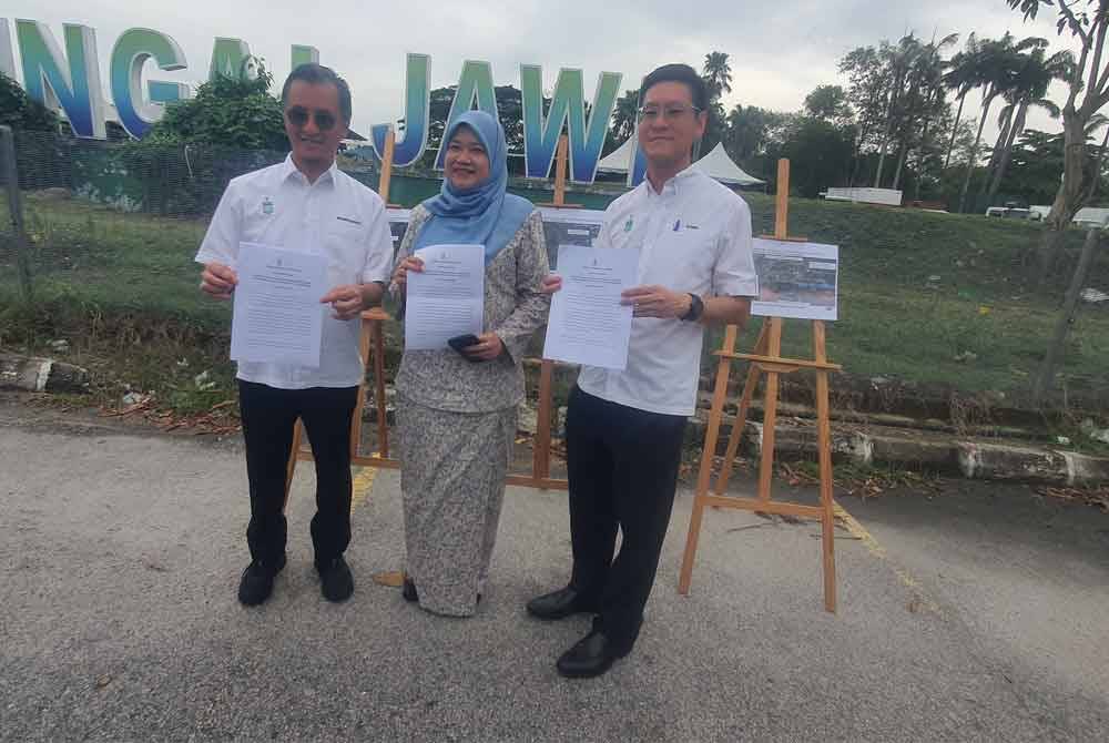 Zairil (kanan) bersama Mohamad (kiri) dan Fadhlina pada sidang akhbar mengumumkan projek projek mitigasi banjir DUN Sungai Bakap yang akan dijalankan pada penghujung Jun ini.