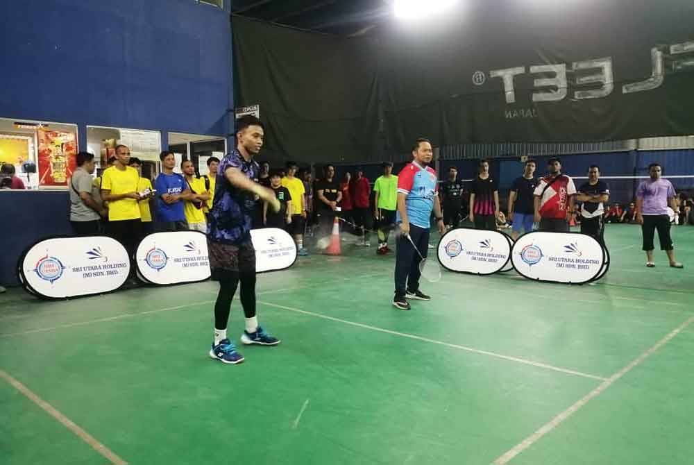 Muadzam (kanan) berpasangan dengan Aidil Sholeh menyempurnakan gimik perasmian kejohanan.