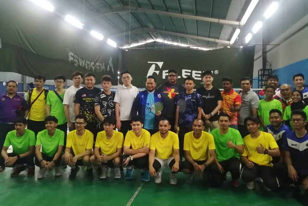 Muadzam (lapan dari kanan) dan Aidil Sholeh (enam dari kiri) bersama sebahagian peserta Kejohanan Badminton Piala ADUN Sungai Tua, Datuk Seri Amirudin Shari yang berlangsung pada Ahad.