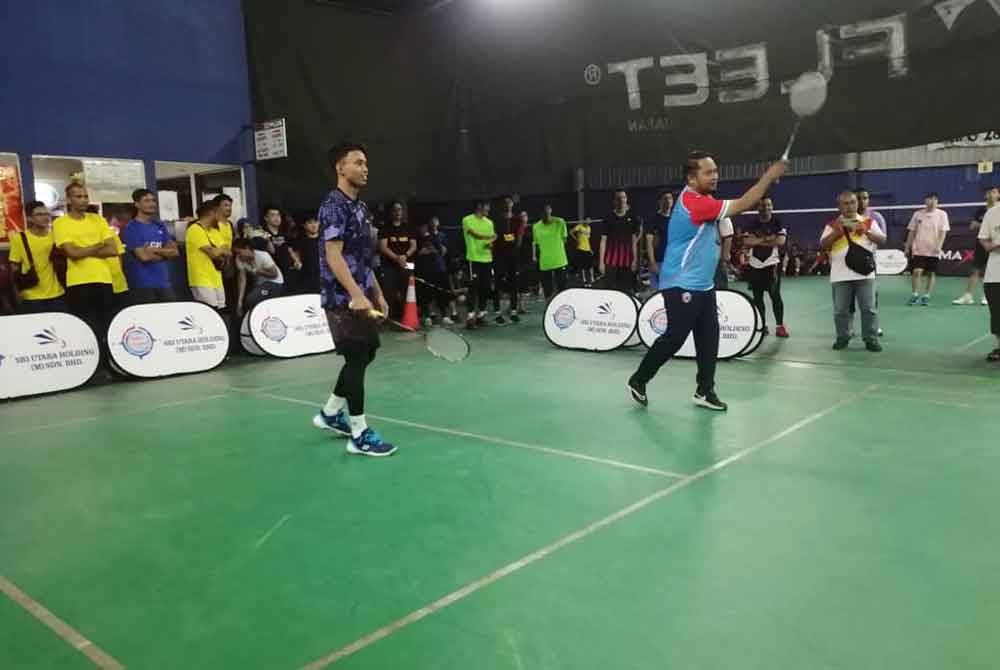 Muadzam (kanan) berpasangan dengan Aidil Sholeh menyempurnakan gimik perasmian kejohanan.