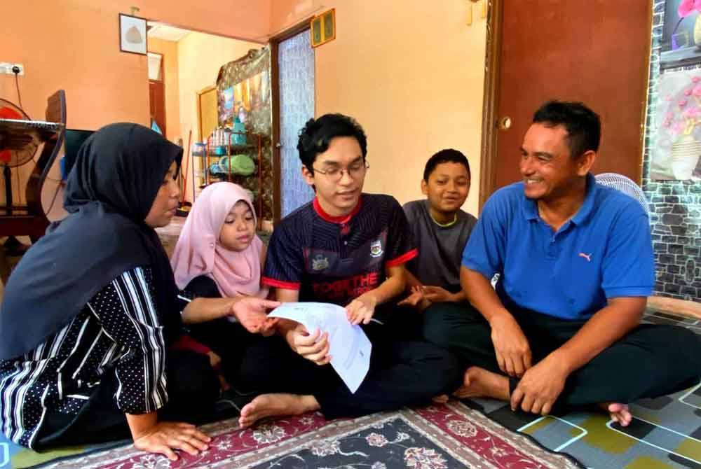 Raja Amirul Mukmin (tengah) sebak apabila keputusan 8A 1B yang diperoleh pada Sijil Pelajaran Malaysia (SPM) lalu mendapat perhatian daripada Perdana Menteri, Datuk Seri Anwar Ibrahim.