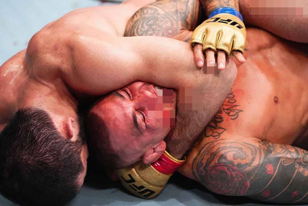 Islam menumpaskan Poirier menggunakan teknik D'Arche Choke untuk menamatkan pertarungan dalam tempoh 2 minit dan 42 saat di pusingan kelima. Foto Agensi