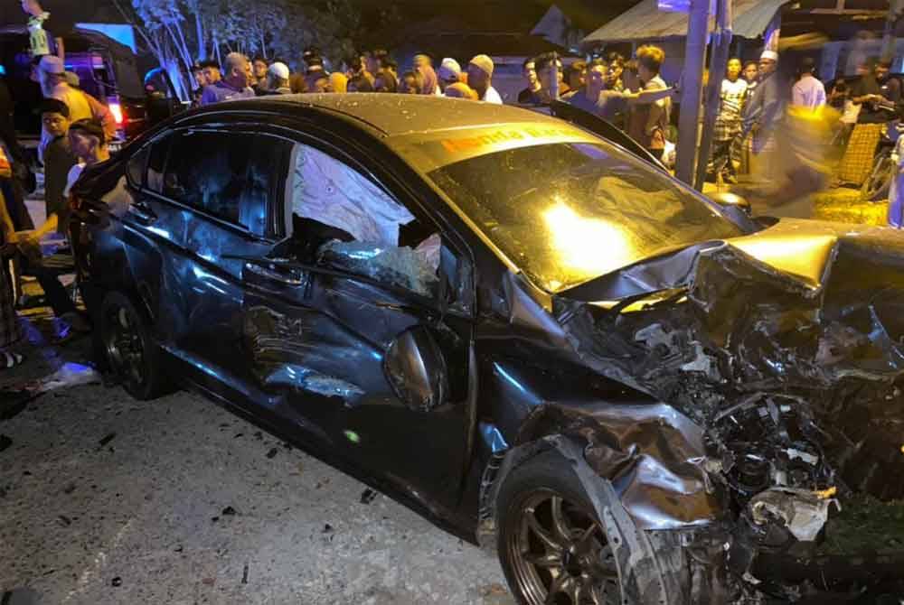 Keadaan Honda City yang remuk selepas terlibat dalam kemalangan di Jalan Tanah Merah-Pasir Mas di Kampung Belimbing pada Sabtu.