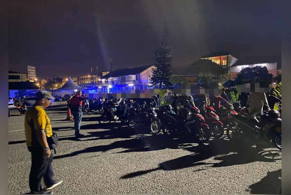 Mereka yang diperiksa dalam lingkungan usia 14 hingga 36 tahun ketika Ops Bersepadu Samseng Jalanan di Jalan Pasir Puteh di sini pada Ahad. Foto PDRM Ipoh