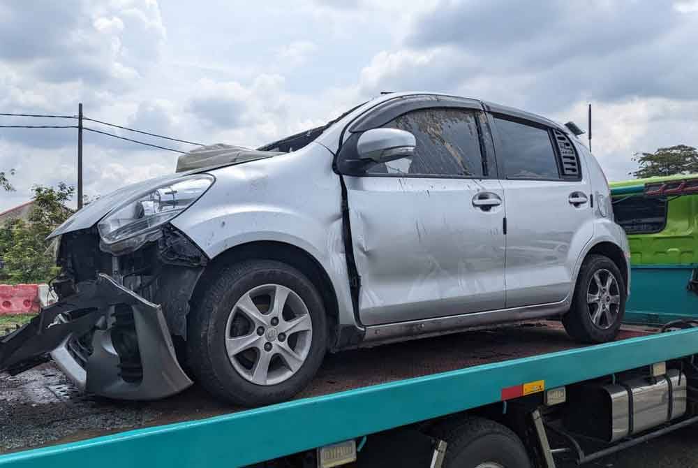 Keadaan Perodua Myvi dipandu mangsa selepas berjaya dikeluarkan daripada sungai di Kampung Amer, Besut.