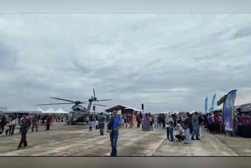 Pengunjung teruja menyaksikan aset-aset udara TUDM yang dipamerkan pada HUT TUDM Ke-66 di Pangkalan Udara Kuantan di sini pada Ahad.