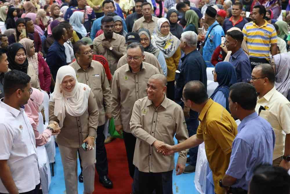 Saarani (tengah) bersalaman dengan tetamu yang hadir ke Majlis Perasmian Program One Stop Centre Sejahtera Sosial Negeri Perak Daerah Hulu Perak di Dewan Serbaguna Majlis Daerah Gerik di sini pada Ahad.