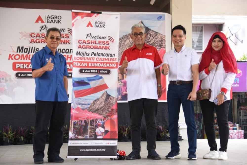 Majlis Pelancaran Komuniti Cashless di Kundasang, Sabah yang dirasmikan oleh Timbalan Ketua Menteri Sabah II, Datuk Seri Panglima Dr Joachim Gunsalam (kiri) sambil disaksikan oleh Ketua Pegawai Eksekutif Agrobank Datuk Tengku Ahmad Badli Shah Raja Hussin (tiga dari kanan), Ketua Pejabat Bank Negara Malaysia Adlis Khairil Sazli Mohd Zain (dua dari kanan) dan Pengarah Wilayah Agrobank Sabah Datin Fauziah Titingan.