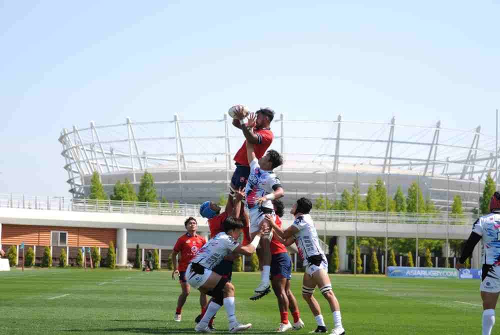 Pemain Bunga Raya 15s, S Sameer berjaya mendakap kemas bola lontaran ke dalam ketika aksi Malaysia menentang Korea Selatan pada Ahad. Foto KRM