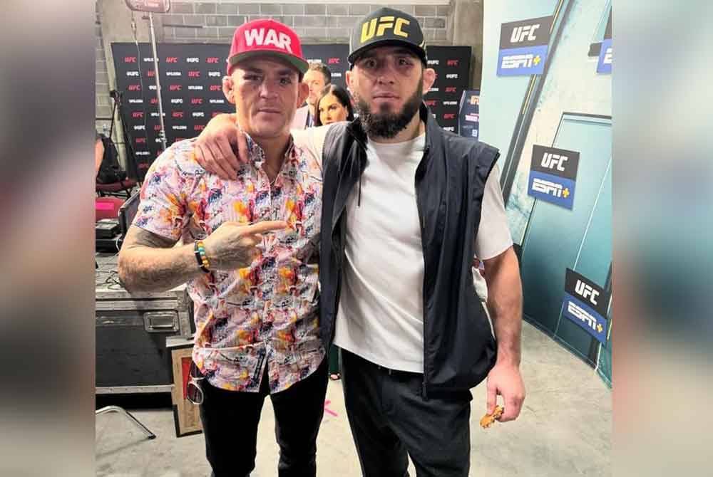 Islam (kanan) bergambar dengan Poirier selepas acara UFC 302 berakhir. Foto Agensi