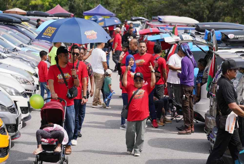 Pengunjung melihat kenderaan yang menyertai pertandingan autoshow.