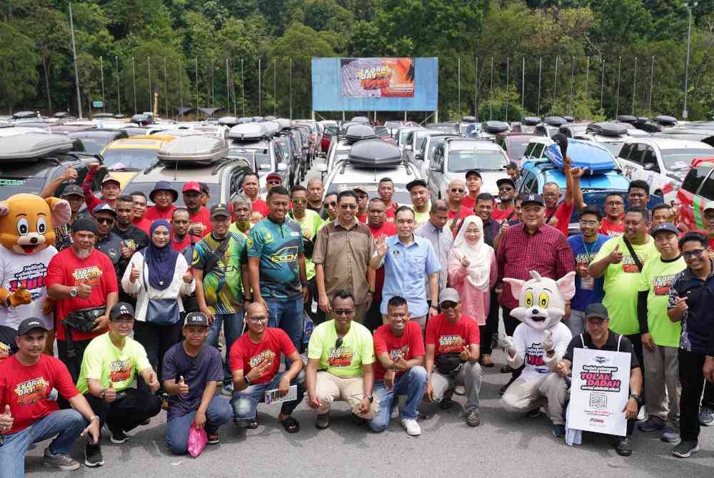Syahredzan (lapan dari kiri) bersama penganjur dan pemilik Exora yang menjayakan Exora Day 2024 pada Sabtu.