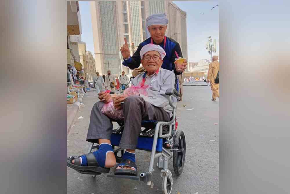 Zakaria ceria bersama cucunya, Mohd Syafiq ketika ulang alik ke masjid.