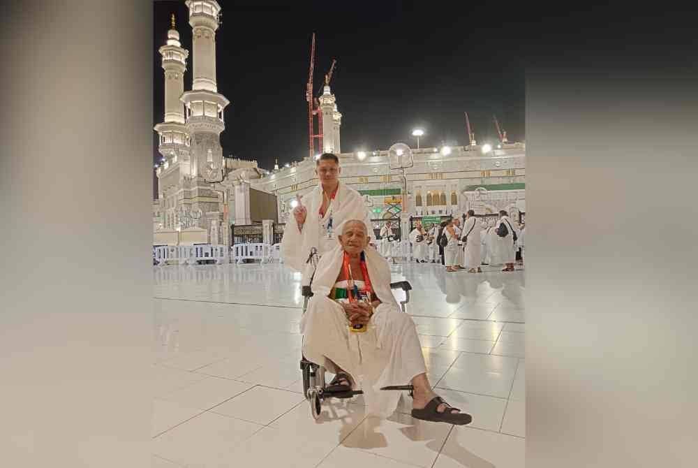 Zakaria bersama cucunya, Mohd Syafiq ketika selesai melaksanakan umrah pertama.