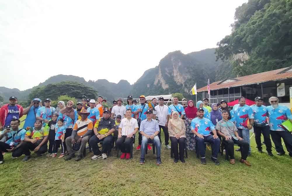 Sebahagian ahli Persatuan Burung Kakak Tua Perak yang berdaftar.
