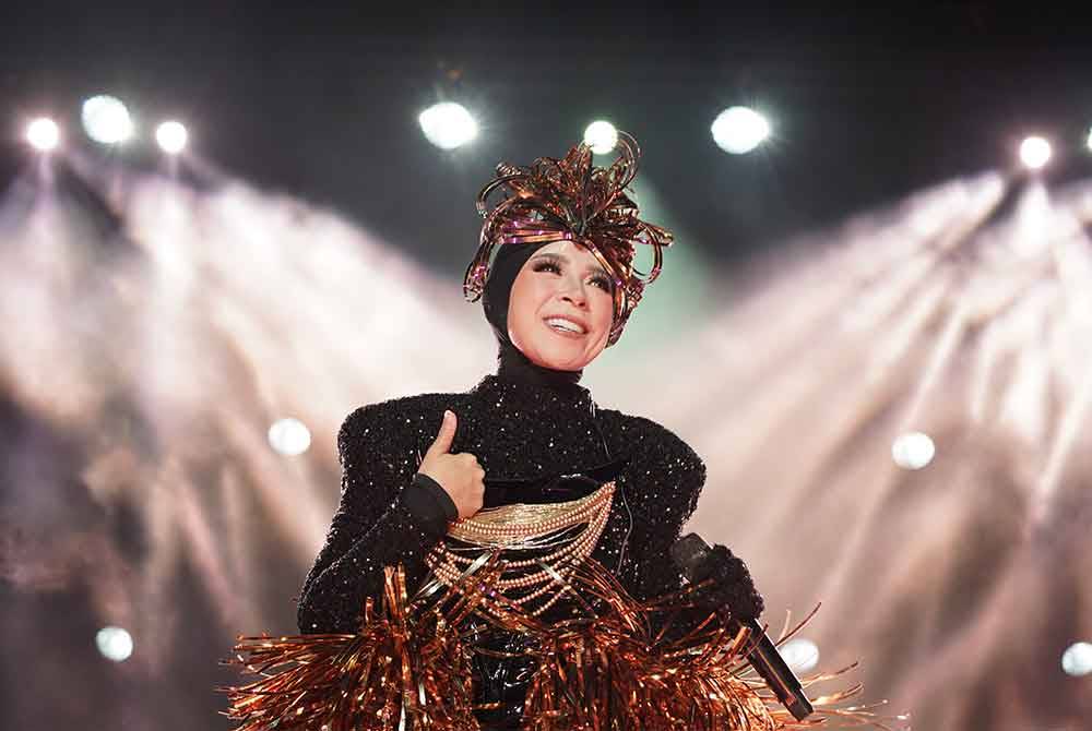 Walaupun sudah berumur 50 tahun, tenaga yang ditunjukkan Melly sepanjang dua jam konsert berlangsung, tidak sepadan usianya.