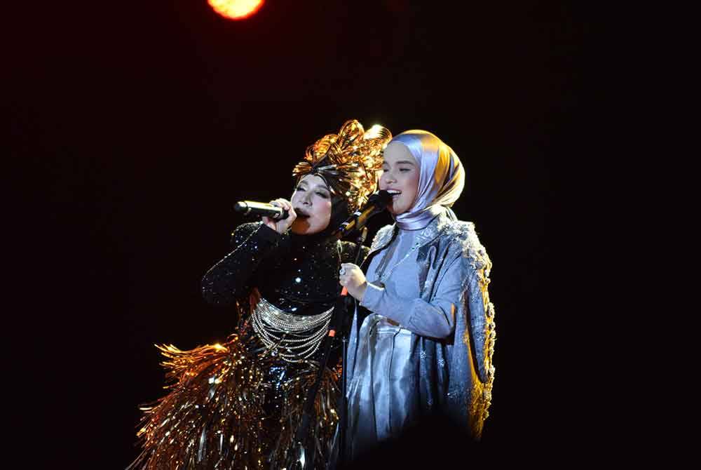 Saling mengagumi... Paduan suara Melly dan Putri Ariani bikin bulu roma meremang. Foto Bangsawan Pictures