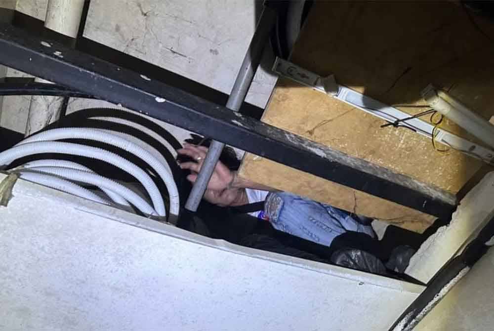 Warga asing bertindak menyorok di aatas bumbung ketika Jabatan Imigresen Malaysia (JIM) Johor melakukan serbuan di rumah kedai di Taman Setia Indah, Johor Bahru pada Isnin. Foto JIM Johor