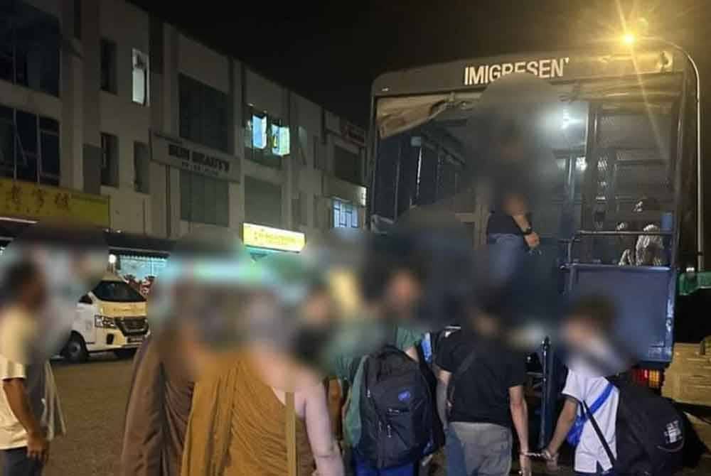 Jabatan Imigresen Malaysia (JIM) Johor menahan 26 warga asing dalam serbuan ke atas tujuh rumah kedai di Taman Setia Indah Johor Bahru, pada Isnin. Foto JIM Johor