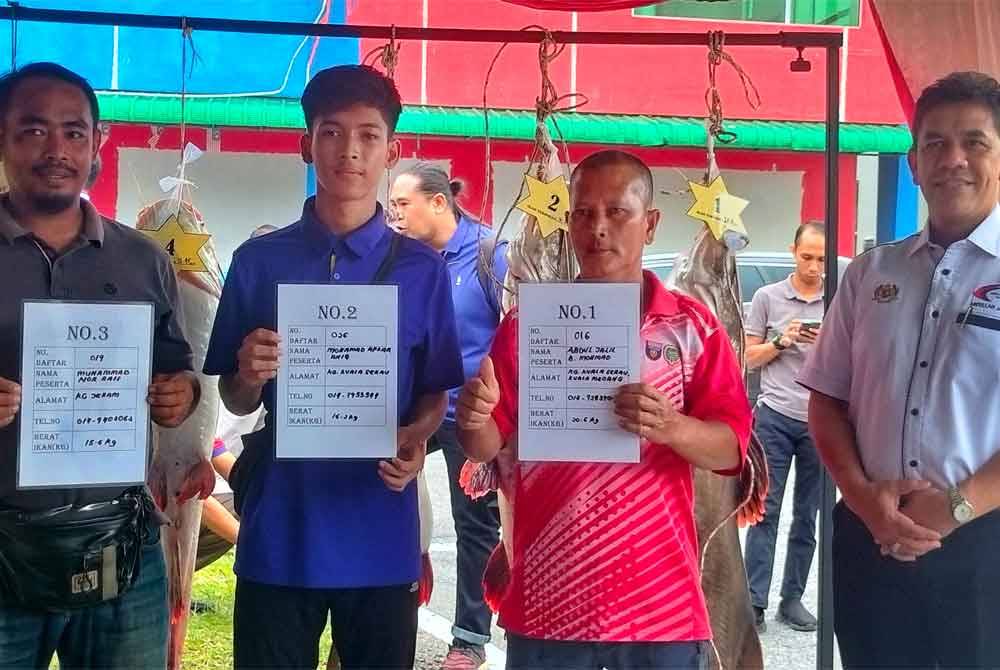 Abdul Jalil (dua dari kanan) bersama Abdullah (kanan) dan dua pemenang dalam pertandingan tersebut.