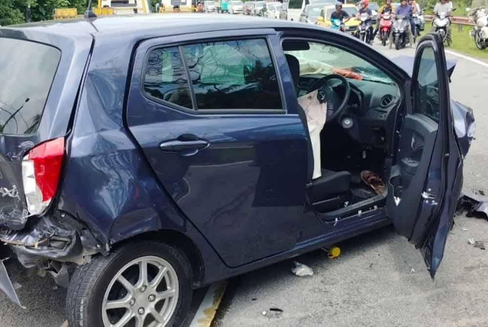 Keadaan kereta mangsa yang terbabit dalam kemalangan di Kilometer 32.5 Jalan Seremban-Tampin pada Isnin. Foto PDRM