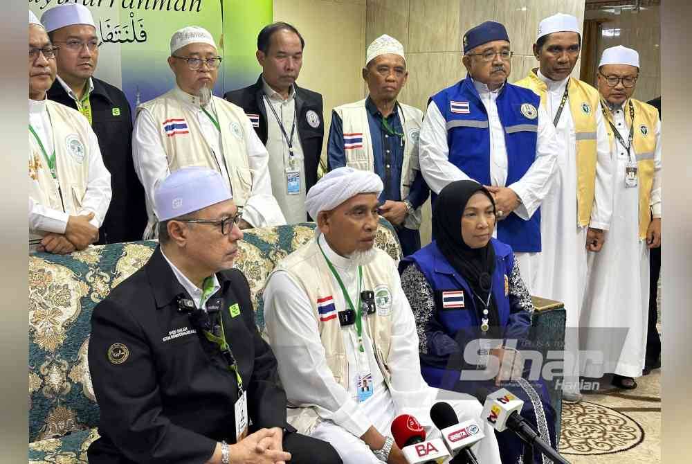 Syed Saleh (kiri) bersama Abdul Baziz (tengah) pada sidang media selepas tamat sesi pertemuan di ibu pejabat TH Makkah pada Ahad.