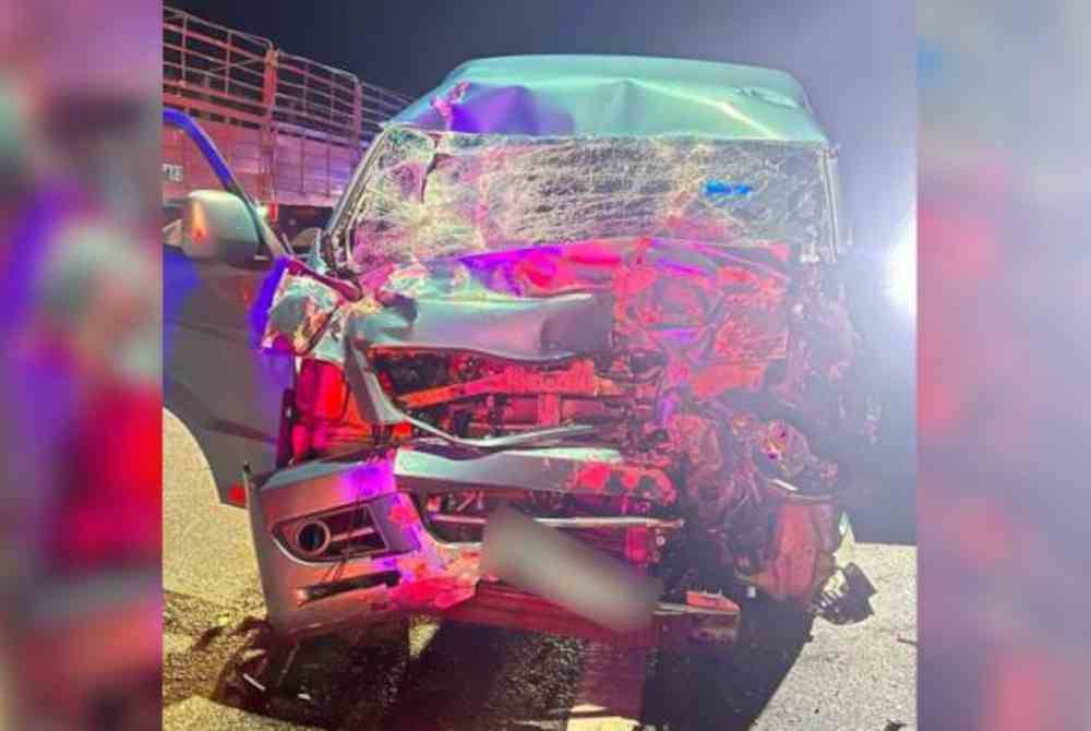 Keadaan van yang terlibat dalam nahas di kilometer (km) 331 Lebuhraya Utara Selatan PLUS, arah selatan. Foto JBPM Perak