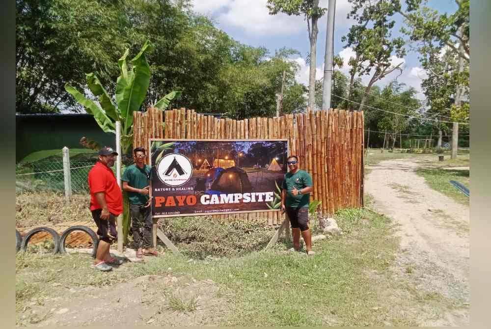 Nasrul (kanan) dan Nizam (kiri) lega diterima bekerja di Payo Campsite, Johol.