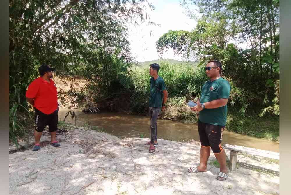 Suasana sekitar Payo Campsite,Johol. Turut kelihatan Nasrul (kanan) dan Nizam (kiri).