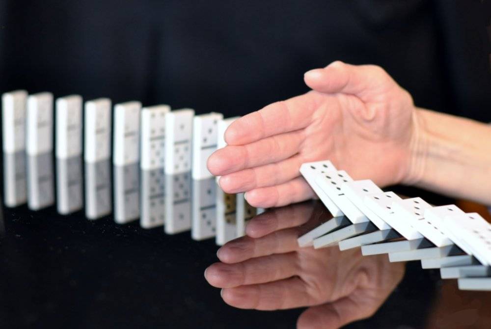 BERHENTILAH menyebarkan kisah-kisah palsu atau cerita yang ditokok tambah kepada masyarakat. Foto CANVA