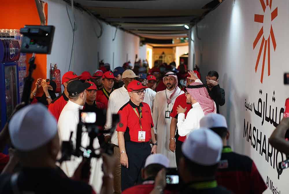 Syed Saleh (tengah) ketika meninjau kemudahan yang terdapat di perkhemahan Mina.