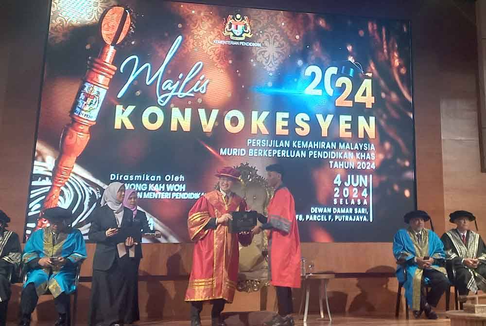 Wong Kah Woh menyampaikan sijil kepada pelajar dalam Majlis Konvokesyen Persijilan Kemahiran Malaysia Murid Berkeperluan Pendidikan Khas Tahun 2024 hari ini.
