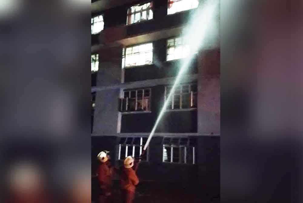 Anggota bomba memadamkan kebakaran melibatkan sebuah bilik di bangunan asrama Sekolah Menengah Sains Hulu Terengganu. Foto JBPM
