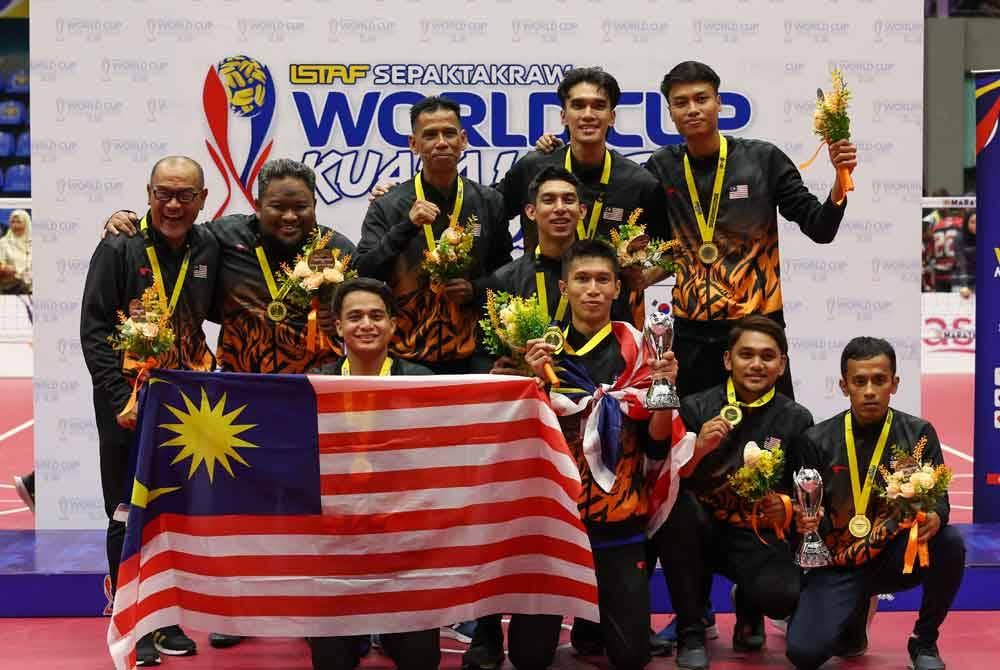 Malaysia mengungguli acara regu dan double Piala Dunia Sepak Takraw di Stadium Titiwangsa, Kuala Lumpur baru-baru ini. Foto Bernama.