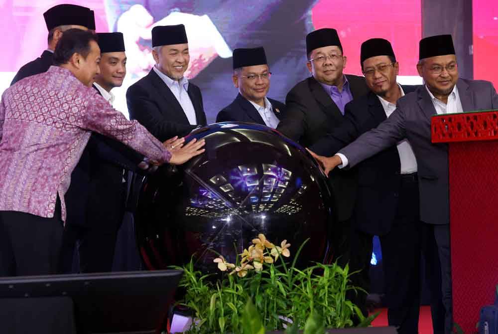 Ahmad Zahid (lima, kanan) bersama Onn Hafiz (enam, kanan) dan Menteri di Jabatan Perdana Menteri (Hal Ehwal Agama), Datuk Dr Mohd Na'im Mokhtar (empat, kanan) merasmikan Program Halal On Track di Pusat Konvensyen Antarabangsa Persada Johor pada Selasa. Foto Bernama
