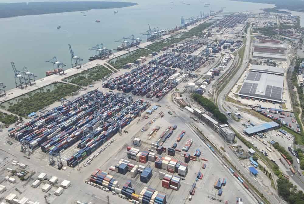 Pemandangan lapangan yad kontena Northport dari udara.