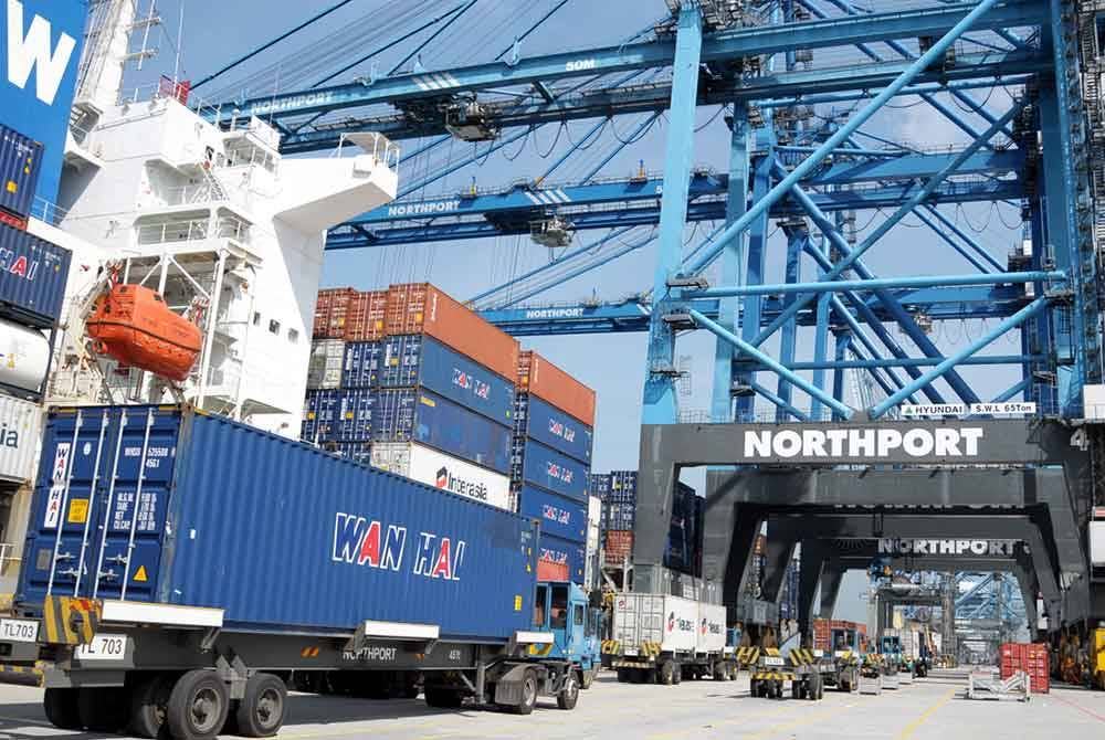 Operasi kontena di dermaga Northport.