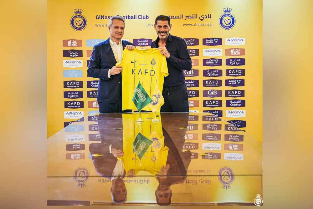 Hierro (kanan) kini pengarah sukan Al-Nassr.
