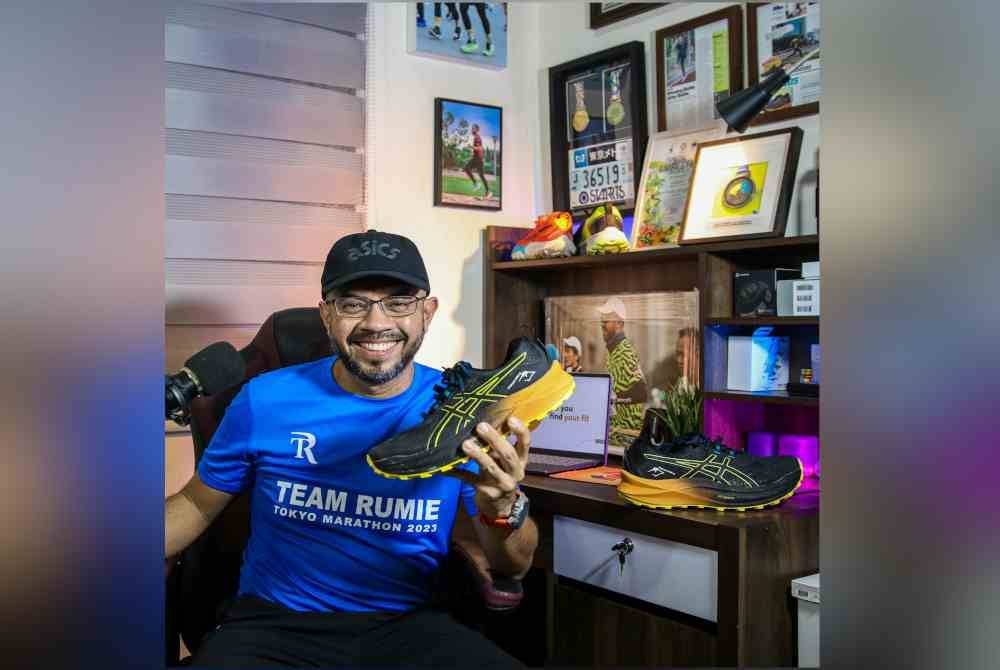 Airulmi menunjukkan antara koleksi kasut larian yang dimilikinya. Foto Bernama