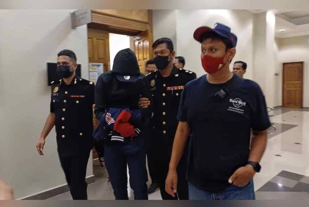 Solehuddin (dua dari kiri) ketika dibawake Mahkamah Sesyen Kuantan pada Rabu.