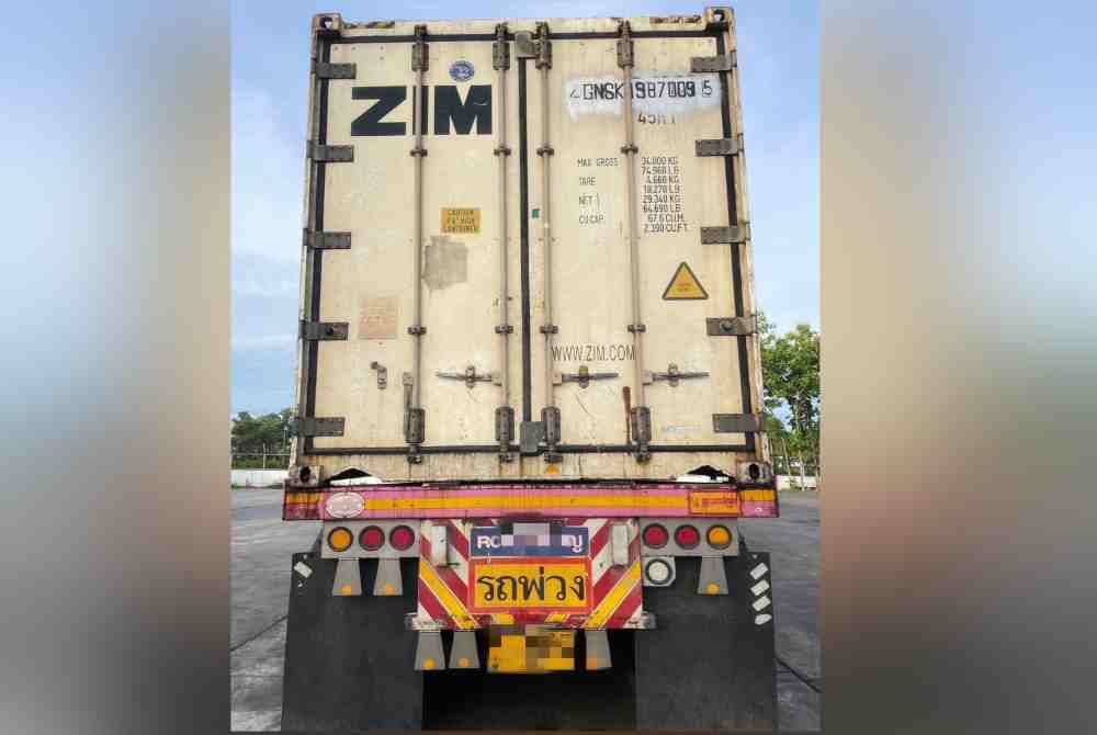 Kehadiran lori kontena terbabit dikesan ketika memasuki terowong Mesin Pengimbas di Unit Dagangan Jalan Raya, Kompleks ICQS Padang
Besar, bagi melakukan pengikraran Borang K1.