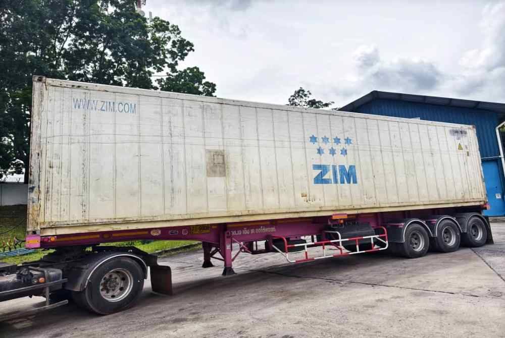 Lori kontena daripada Israel yang membawa muatan dagangan ayam sejuk beku diarahkan berpatah balik oleh JKDM Perlis.