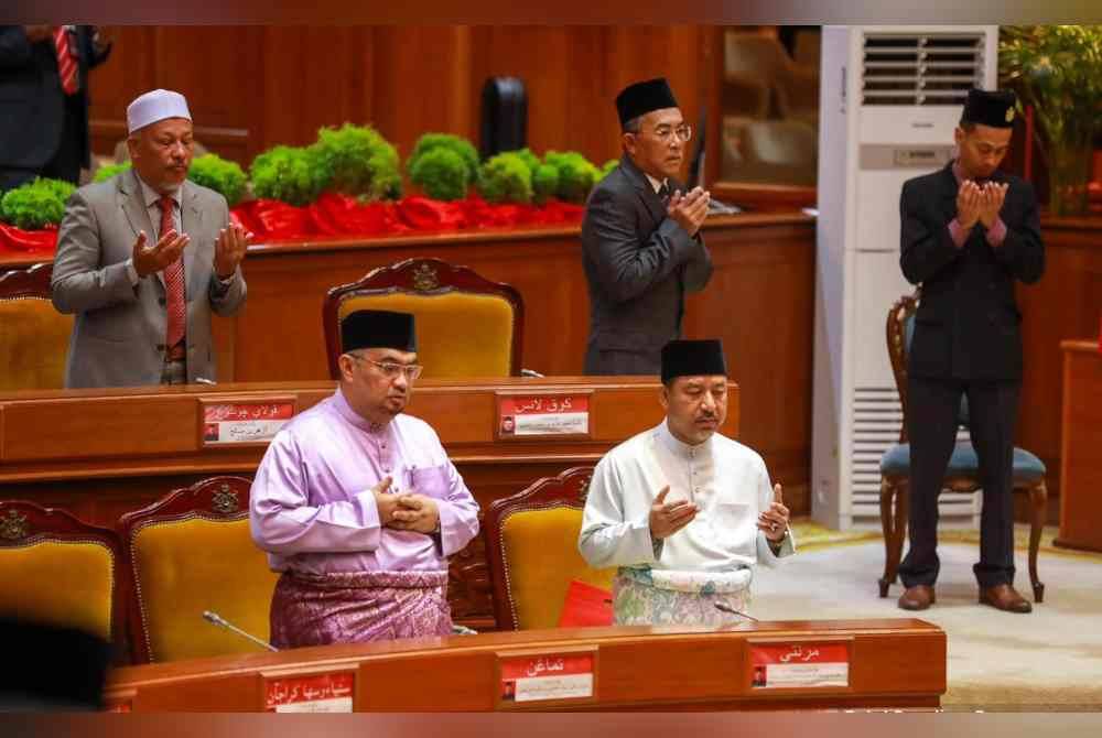 Mohd Nassuruddin (kanan) menadah tangan berdoa menjawab soalan pada Persidangan Kali Kedua DUN Ke-15 bagi Tahun 2024. Foto Facebook Mohd Nassuruddin